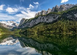 Jezioro Gosau i masyw górski Dachstein w Austrii