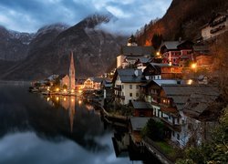Góry, Alpy Salzburskie, Jezioro Hallstattersee, Domy, Kościół, Hallstatt, Austria
