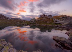Jezioro i dom na skałach w bułgarskich górach Riła