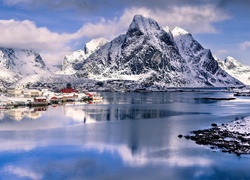 Jezioro i góry w Norwegii w zimowej szacie