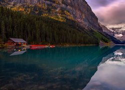 Góry, Jezioro, Lake Louise, Drzewa, Dom, Odbicie, Park Narodowy Banff, Alberta, Kanada