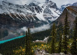 Góry, Jezioro, Lake Louise, Śnieg, Mgła, Drzewa, Skały, Park Narodowy Banff, Alberta, Kanada