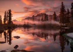 Jezioro Lazurnoye, Drzewa, Mgła, Góry Ergaki, Pasmo Western Sayan, Zachód słońca, Park przyrody Ergaki, Syberia, Rosja