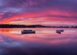 Jezioro Loch Rusky, Park Narodowy Loch Lomond and the Trossachs, Łódki, Zachód słońca, Miejscowość Callander, Szkocja