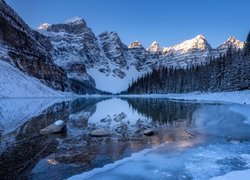 Kanada, Alberta, Park Narodowy Banff, Jezioro Moraine, Góry, Lasy, Zima