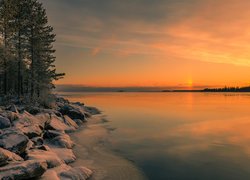 Jezioro Oulujarvi, Gmina Vaala, Finlandia, Zima, Zachód słońca, Kamienie, Drzewa
