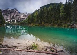 Jezioro Pragser Wildsee i Dolomity w oddali