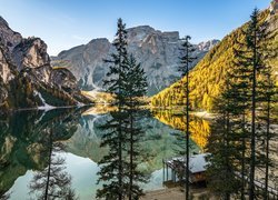 Jezioro Pragser Wildsee  w Południowym Tyrolu we włoskich Dolomitach