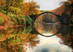 Niemcy, Saksonia, Park Rododendronów Kromlau, Kamienny, Most Diabła, Most łukowy, Jezioro Rakotz, Jesień, Drzewa