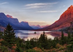 Stany Zjednoczone, Stan Montana, Park Narodowy Glacier, Jezioro Saint Mary Lake,  Góry, Drzewa