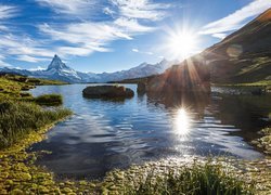 Jezioro Stellise i szczyt Matterhorn w promieniach słońca