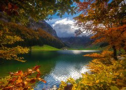 Jezioro w górach jesienią