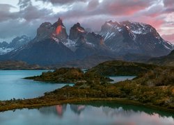 Chile, Patagonia, Góry Torres del Paine, Ośnieżone, Szczyty, Jezioro, Chmury, Krzewy, Park Narodowy Torres del Paine
