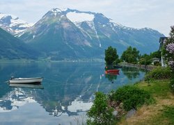 Jezioro we wsi Hjelle w okręgu Sogn og Fjordane w Norwegii