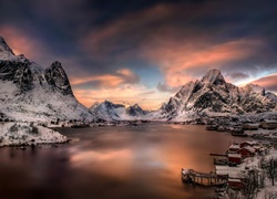 Jezioro wśród ośnieżonych gór w Norwegii