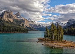Kanada, Park Narodowy Jasper, Góry, Jezioro Maligne, Wyspa Ducha, Chmury, Drzewa Drzewo