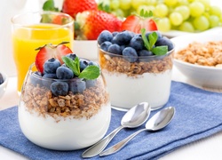 Jogurtowe desery z borówkami i truskawkami w szklanych pucharkach