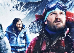 Josh Brolin, Jake Gyllenhaal i Jason Clarke w scenie z filmu Everest