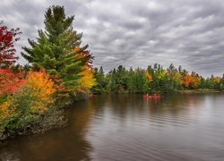 Kajak na rzece w jesiennym krajobrazie