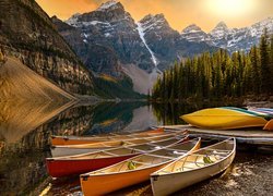 Kanada, Prowincja Alberta, Park Narodowy Banff, Rozświetlone, Szczyty, Góry, Canadian Rockies, Jezioro Moraine, Kajaki, Drzewa