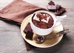 Kakao w filiżance z pokruszoną czekoladą i piankami