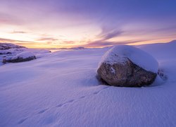 Kamień przysypany śniegiem