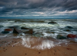 Kamienie na plaży obmywane przez morskie fale