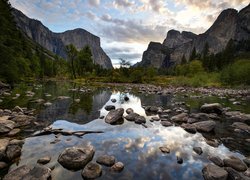 Park Narodowy Yosemite, Góry Sierra Nevada, Rzeka, Merced River, Kamienie, Drzewa, Chmury, Kalifornia, Stany Zjednoczone