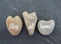 Kamienie z napisem Stay at home
