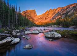 Stany Zjednoczone, Stan Kolorado, Park Narodowy Gór Skalistych, Góry, Jezioro Dream Lake, Kamienie, Drzewa, Las