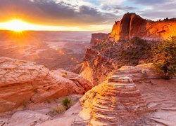 Stany Zjednoczone, Utah, Park Narodowy Canyonlands, Kanion, Roślinność, Wschód słońca, Chmury