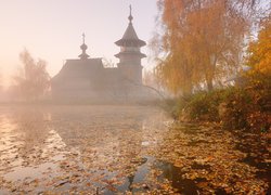 Kaplica we mgle na wyspie Kiży w Rosji