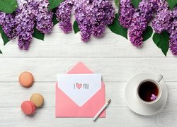 Karteczka z miłosnym napisem obok filiżanki kawy