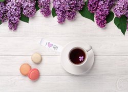 Karteczka z napisem I Love You obok kawy i bzu