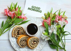 Karteczka z przywitaniem obok kawy i kwiatów alstremerii
