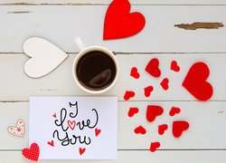 Kartka z napisem I Love You obok serduszek i kawy