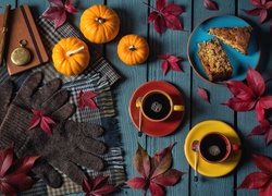 Kawa i ciasto z jesienną dekoracją