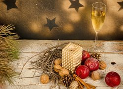 Kieliszek z szampanem obok dekoracji świątecznej