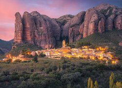 Klasztor i miasteczko Agüero u podnóża gór w Hiszpanii