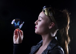 Kobieta i fantazyjna bańka mydlana z motylkiem