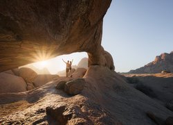 Góry, Skały, Kamienie, Promienie słońca, Mężczyzna, Kobieta, Rezerwat przyrody Spitzkoppe, Republika Namibii