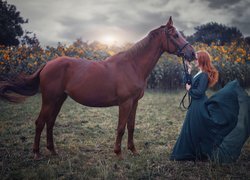 Kobieta o rudych włosach z koniem