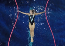 Kobieta podczas ćwiczeń w basenie