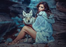 Kobieta siedząca obok wilczaka czechosłowackiego