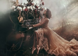 Kobieta w długiej tiulowej sukni gra na pianinie
