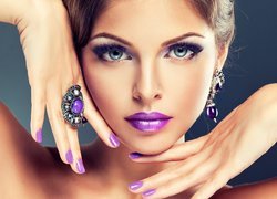 Kobieta w fioletowym makijażu i biżuterii