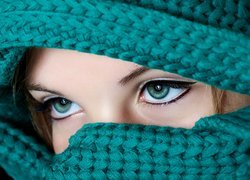 Kobieta w szalu zakrywającym twarz