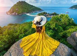 Kobieta w żółtej sukience na tle wysp i Morza Andamańskiego