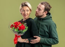 Kobieta z bukietem róż od mężczyzny