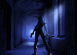 Kobieta z pistoletami w dłoniach na pustym korytarzu o zmierzchu